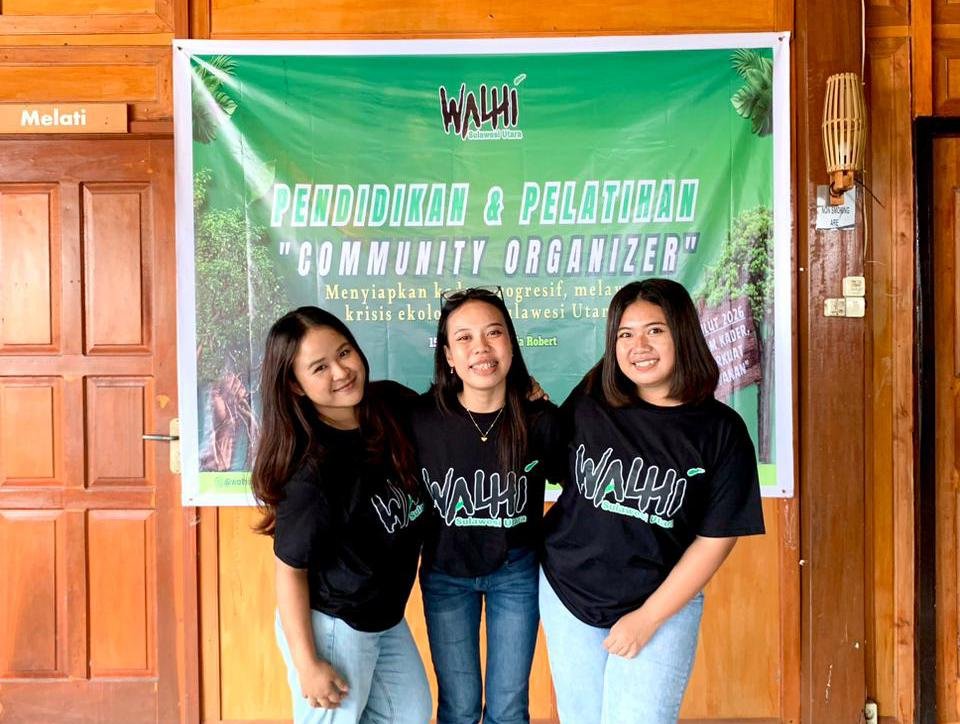 Febriyanti Lempi (Kiri) bersama dua peserta lain.
